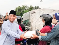 Disperkimtan Tinjau Pemeliharaan Taman Serta Bagikan Nasi Kotak