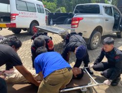 Kemanusiaan, Personel Brimob Polda Jambi Bantu Warga Korban Kecelakaan Lalu Lintas