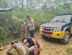 Respon Cepat Bhabinkamtibmas Polsek Limun Bantu Mobil Warga Yang Terperosok di Lumpur