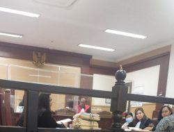 Diduga Gelapkan Tagihan Penjualan AC, Seorang Wanita Duduk Di Kursi Pesakitan