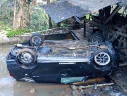 Sebuah Kendaraan Mengalami Kecelakaan Tunggal Di Cibojong Kalapanunggal