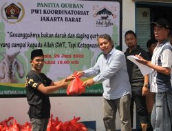 PWI Jakarta Barat Bagikan Daging Hewan Qurban Pada Anggota dan Masyarakat