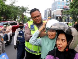 Operasi Patuh Jaya 2023 di Tangerang, Emak-Emak Diberikan Helm Gratis
