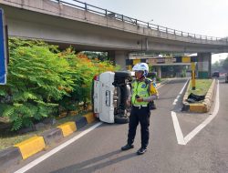Diduga Pengemudi Mengantuk, Muni Bus Ayla Terbalik Di Pintu Tol Tomang