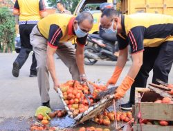 Peduli Lingkungan Pasar Anyar, Polres Metro Tangerang Kota Bersihkan Sampah Bersama Masyarakat