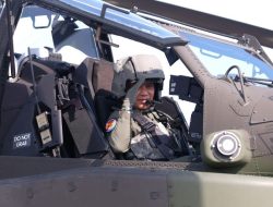 Jenderal Bintang Dua TNI AD Sukses Terbangkan Helikopter Apache AH-64E