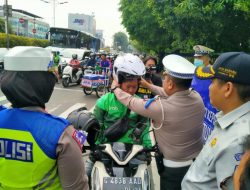 Operasi Patuh Jaya 2023, Satlantas Polres Metro Jakarta Barat Bagikan Helm dan Voucher Service Gratis