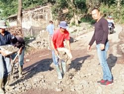 Rawan Kecelakaan,Warga Bergotong Royong Perbaiki Jalan Kalapanunggal Kabandungan