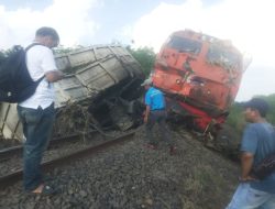 Kereta Api Tabrak Trailer Hingga Meledak di Semarang, Terekam Camera Warga