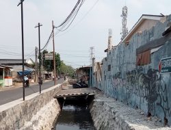 Bangunan Jembatan di Atas Saluran Air di Semanan Belum Dibongkar, Ada Apa?