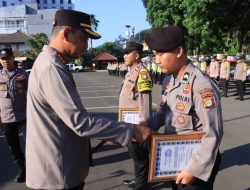 Dua Anggota Polres Metro Tangerang Kota Berprestasi Diberi Penghargaan Kapolres