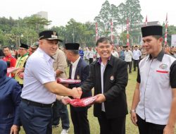 Pemkot Bersama Pimpinan Kota Jakarta Barat Bagikan Puluhan Ribu Bendera Merah Putih