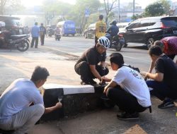 Jelang HUT RI, Pegawai Pemkot Tangerang Ngecat Trotoar