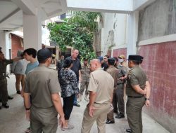 Satpol PP Jakbar Bongkar Bangunan Yang Tidak Sesuai PBG di Kebun Jeruk