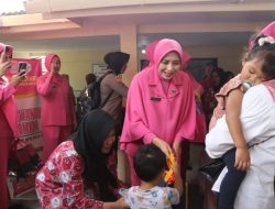 Kunjungi Posyandu Kemala Pasar Baru,Ketua Bhayangkari Daerah Metro Jaya Bagikan Puluhan Bingkisan Ke Balita