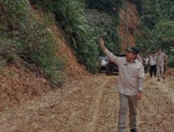 Ketua DPRD Sarolangun Tontawi Tinjau Lokasi Longsor di Kecamatan Batang Asai