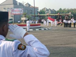 RW Taman Royal 2 Gandeng Santri Pesantren Al Azhar Ummusuanah Gelar Upacara Kemerdekaan