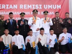 Bupati Bersama Wakil Bupati OKU Selatan Berikan SK Remisi Umum Hari Kemerdekaan RI Ke78 Tahun 2023