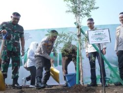 Kapolda Metro Jaya Bersama PJ Gubernur Dan Pangdam Jayakarta DKI Tanam Pohon di Kalideres