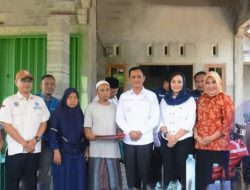 Ketua TP-PKK Kabupaten OKU Selatan Serahkan Bantuan Kepada Terdampak Korban Kebakaran