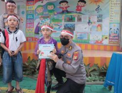 Dorong Budaya Literasi dan Baca, Polisi Distribusikan Buku di Taman Belajar Keluarga di Cimone