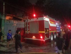 Sebuah Gudang Paket Hangus Dilalap Si Jago Merah di Kalideres