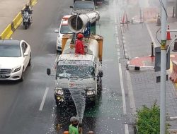 Kurangi Polusi Udara, Pemkot Jakbar Kerahkan 50 Kendaraan Tangki Air Siram Sejumlah Ruas Jalan