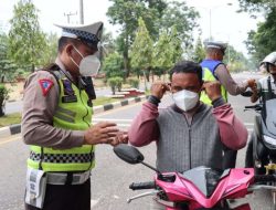 Antisipasi Dampak El Nino, Polres Sarolangun Bagikan Masker Pada Pengendara