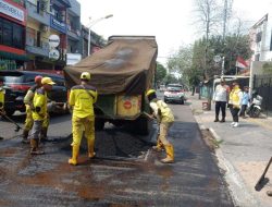 Satpel Bina Marga Gropet Tambal Jalan Yang Rusak, Zubaedah : Agar Pengguna Jalan Nyaman