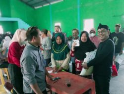 Kades Wanareja Cilacap Salurkan Bansos Dari Kemensos Berupa Beras Kepada Warganya