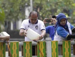 Kendalikan Kwalitas Air, Walkot Jakbar Bersama Sudin Terkait Tuangkan Eco Enzyme Di Saluran Terbuka