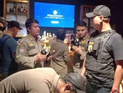 Razia gabungan mengamankan ratusan botol miras berbagai jenis