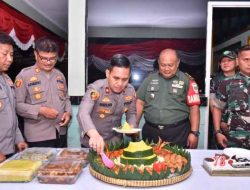 HUT TNI Ke – 78, Kapolsek Cengkareng Berikan Kejutan Ke Makoramil 04 Cengkareng