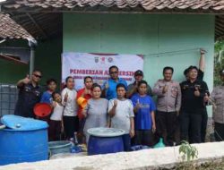 Gelar Bakti Sosial, Polres Metro Bekasi Berikan Air Bersih Di Wilayah Terdampak Kemarau