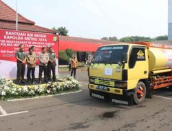 Kapolda Metro Jaya berikan Bantuan 24 Tangki Air Bersih ke Masyarakat Tangerang