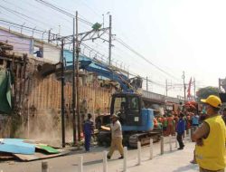 Puluhan Bangunan Liar Diatas Lahan PT.KAI Kawasan Royal Ditertibkan Petugas Gabungan