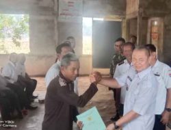 Sekda Mesuji Serahkan Sertifikat Hak Atas Tanah ( SEHAT) Nelayan di Rawa Jitu Utara