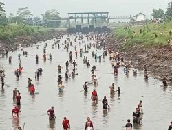 Ribuan Masyarakat Desa Mulyadadi dan Sekitarnya Turun Ke Sungai Cilopadang