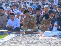 Memohon Hujan, Arief Bersama Masyarakat Ikuti Salat Istisqa di Lapangan Stadion Benteng Rebon