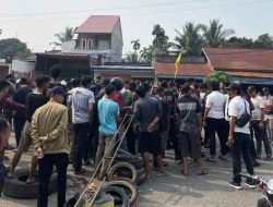 Buntut Pembacokan Siswa, Warga Mandiangin Blokir Jalan Sarolangun Jambi