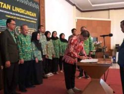 Jadi Pembicara Di Seminar HAKLI, Bupati Sukabumi Terima Penghargaan Kepala Daerah Pendukung STBM