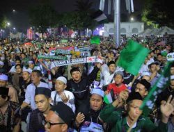 Di Bawah Guyuran Hujan, Puluhan Ribu Warga Tetap Bertahan Ikuti Tangerang Bersalawat