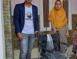 Sambut Hari Difabel Internasional, Karang Taruna Kosambi Salurkan Kursi Roda dan Kruk