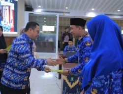 Arief Serahkan SK Pengangkatan Guru Menjadi Kepsek