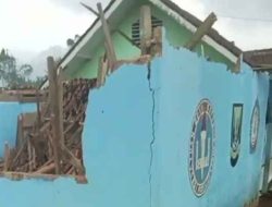 Diduga Akibat Hujan Deras Bangunan SDN Giri Mukti Ambruk