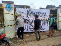 Akibat Kurang Transparans Penggunaan Dana Desa, Kantor Desa Cihamerang Disegel Warga