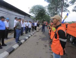 Arief -Sachrudin Kerja Bakti Bareng Warga