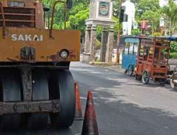 Tak Punya Hati ,Pemborong Tinggalkan Alat Berat Hingga Menutupi Akses Jalan Pedagang