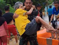 Aksi Babinsa Serma Rudi Tasgunarto Bantu Warganya Yang Terdampak Banjir