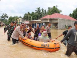 Kapolres Bungo AKBP. Singgih Hermawan Turun Langsung Ke Lokasi Banjir